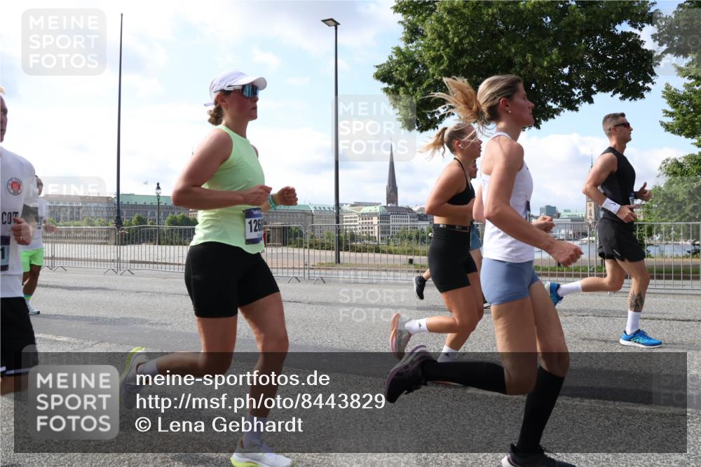 29.06.2025 - hella hamburg halbmarathon Lena Gebhardt http://msf.ph/oto/8443829 29.06.2025 09:53:12 Lombardsbrücke 126, 1012, 1070, 1163, 1176, 1391, 1466, 1558, 1613, 1735, 1750, 1759, 1782, 2048, 2213, 2233, 2234, 2365, 2402, 2590, 2623, 2788, 2970, 3021, 3098, 3109, 3124, 3146, 3304, 3907, 3917, 3928, 4080, 4091, 4277, 4310, 4497, 4553, 4691, 4933, 4981, 4997, 5022, 5132, 5476, 5623, 5624, 5682, 5692, 6081, 6152, 6203, 6375, 6460, 6712, 6716, 7005, 7093, 7147, 7191, 7204, 7322, 7325, 7450, 7599, 7765, 7843, 8063, 8145, 8467, 8664, 9126 meine-sportfotos.de