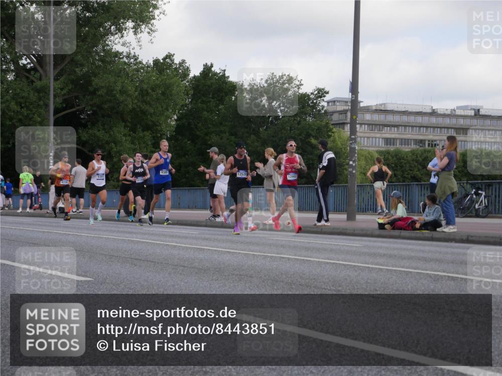 29.06.2025 - hella hamburg halbmarathon Luisa Fischer http://msf.ph/oto/8443851 29.06.2025 09:45:06 Kennedybrücke 4338, 5301, 9385, 1234, 12529, 12992, 4338, 9097, 9385 meine-sportfotos.de