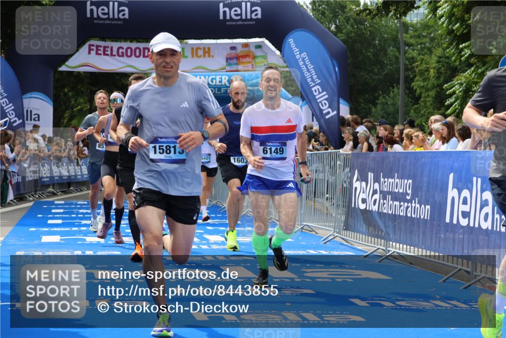 29.06.2025 - hella hamburg halbmarathon Strokosch-Dieckow http://msf.ph/oto/8443855 29.06.2025 10:39:53 Ziel 1603, 1975, 2525, 2563, 2573, 3626, 4766, 5375, 6149, 7981, 8467, 8574, 11714, 15421, 15813 meine-sportfotos.de