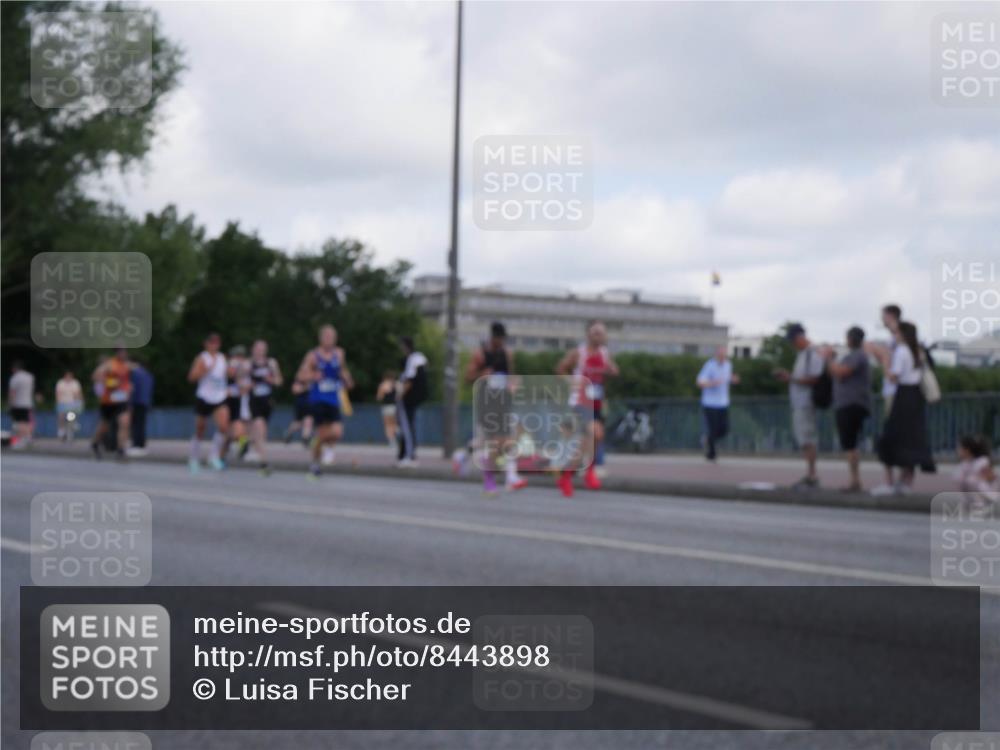 29.06.2025 - hella hamburg halbmarathon Luisa Fischer http://msf.ph/oto/8443898 29.06.2025 09:45:07 Kennedybrücke 4338, 9097, 9385 meine-sportfotos.de