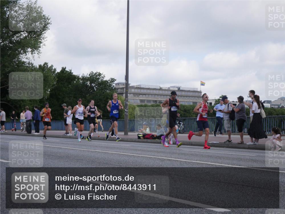 29.06.2025 - hella hamburg halbmarathon Luisa Fischer http://msf.ph/oto/8443911 29.06.2025 09:45:08 Kennedybrücke 4338, 5301, 1, 10, 12341, 9385, 12529, 4338, 9097, 9385 meine-sportfotos.de
