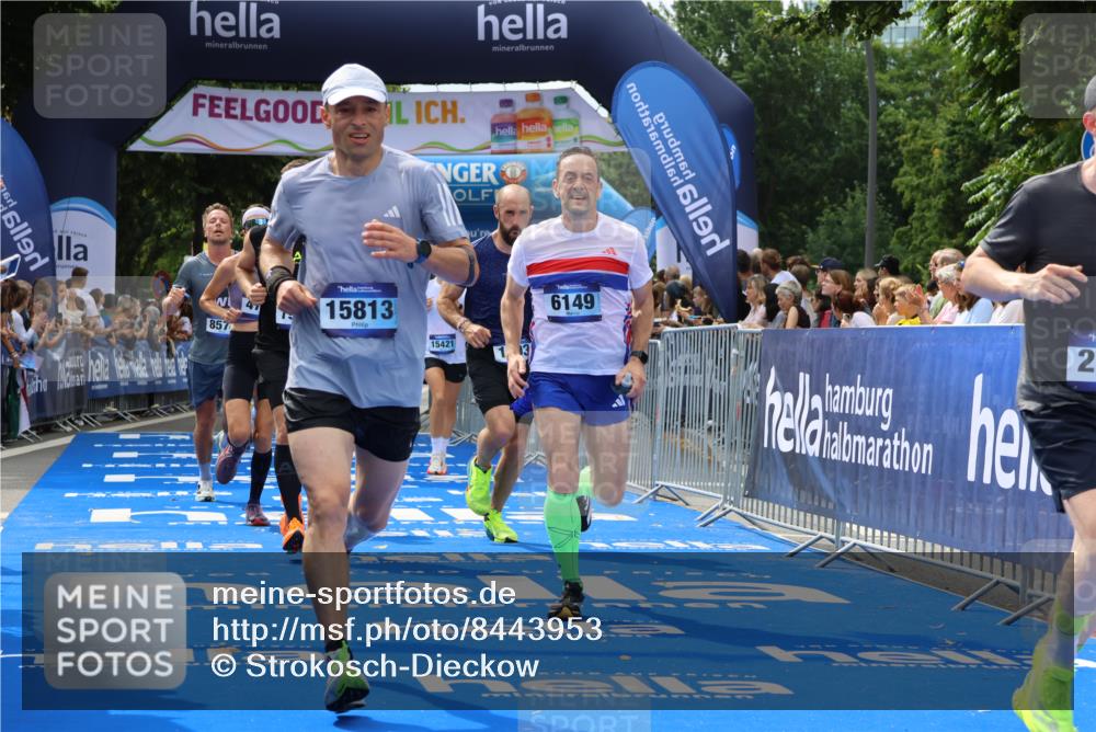29.06.2025 - hella hamburg halbmarathon Strokosch-Dieckow http://msf.ph/oto/8443953 29.06.2025 10:39:53 Ziel 1603, 1975, 2525, 2563, 2573, 3626, 4766, 5375, 6149, 7981, 8467, 8574, 11714, 15421, 15813 meine-sportfotos.de