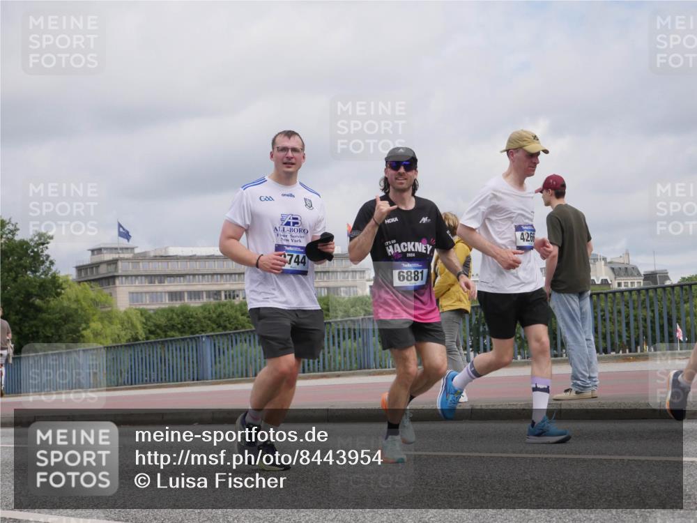 29.06.2025 - hella hamburg halbmarathon Luisa Fischer http://msf.ph/oto/8443954 29.06.2025 10:25:59 Kennedybrücke 744, 6881, 4266, 2744, 2886, 3600, 3601, 4190, 4266, 6048, 6881, 9392, 10432, 10573 meine-sportfotos.de
