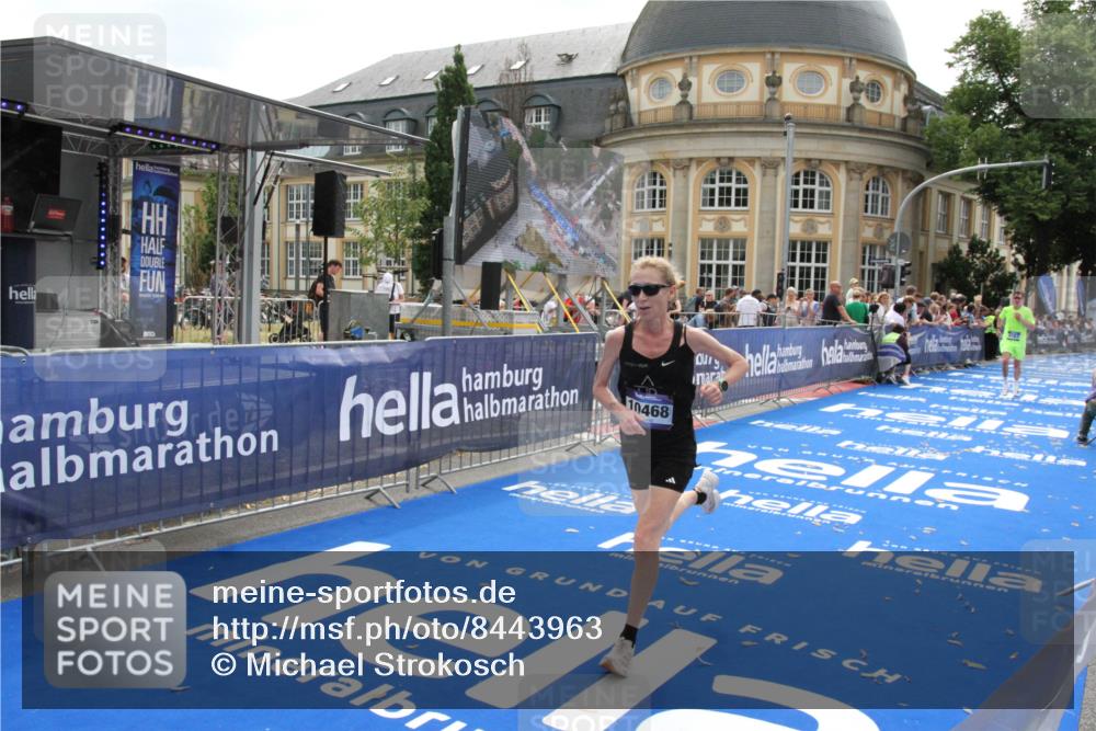 29.06.2025 - hella hamburg halbmarathon Michael Strokosch http://msf.ph/oto/8443963 29.06.2025 10:26:00 Ziel 9767, 10468, 18692 meine-sportfotos.de