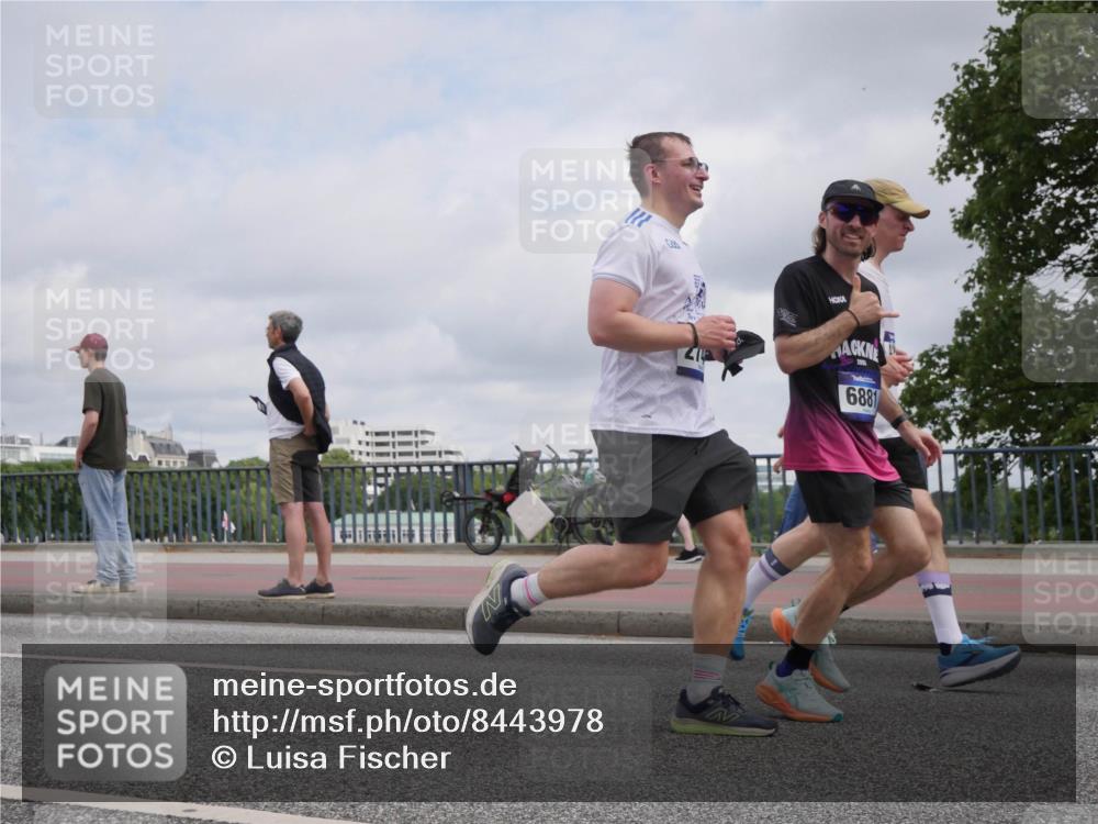 29.06.2025 - hella hamburg halbmarathon Luisa Fischer http://msf.ph/oto/8443978 29.06.2025 10:26:00 Kennedybrücke 6881, 2744, 3600, 3601, 4190, 4266, 4969, 6048, 6747, 6881, 7891, 9256, 9392, 10432, 10573 meine-sportfotos.de