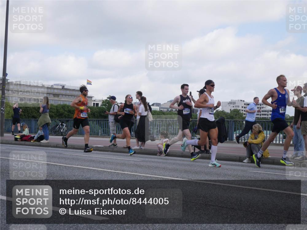 29.06.2025 - hella hamburg halbmarathon Luisa Fischer http://msf.ph/oto/8444005 29.06.2025 09:45:11 Kennedybrücke 4338, 909, 12341, 530, 9385, 4338, 9097, 9385, 9565, 9767, 10867 meine-sportfotos.de