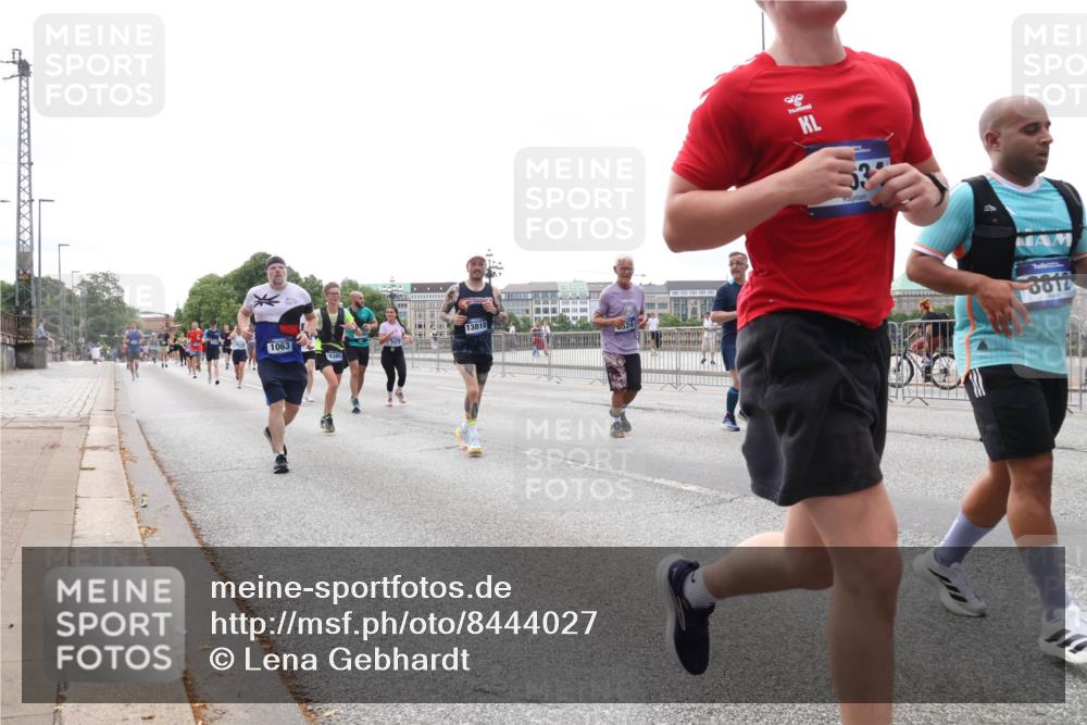 29.06.2025 - hella hamburg halbmarathon Lena Gebhardt http://msf.ph/oto/8444027 29.06.2025 10:29:47 Lombardsbrücke 1063, 1097, 1230, 1547, 1661, 1694, 2302, 2699, 3179, 3311, 3524, 3613, 4349, 4395, 4580, 5063, 5322, 5350, 6285, 6626, 6725, 7517, 7832, 8388, 8792, 8812, 8941, 9095, 9714, 9937, 10162, 10322, 10641, 10996, 11249, 11269, 11376, 11444, 11634, 11792, 11803, 12086, 12216, 12227, 12305, 12537, 13031, 13382, 13810, 14644, 15266, 16306, 16659, 16662, 16676, 16769, 17496, 17529, 17945, 18298, 18299, 18385 meine-sportfotos.de