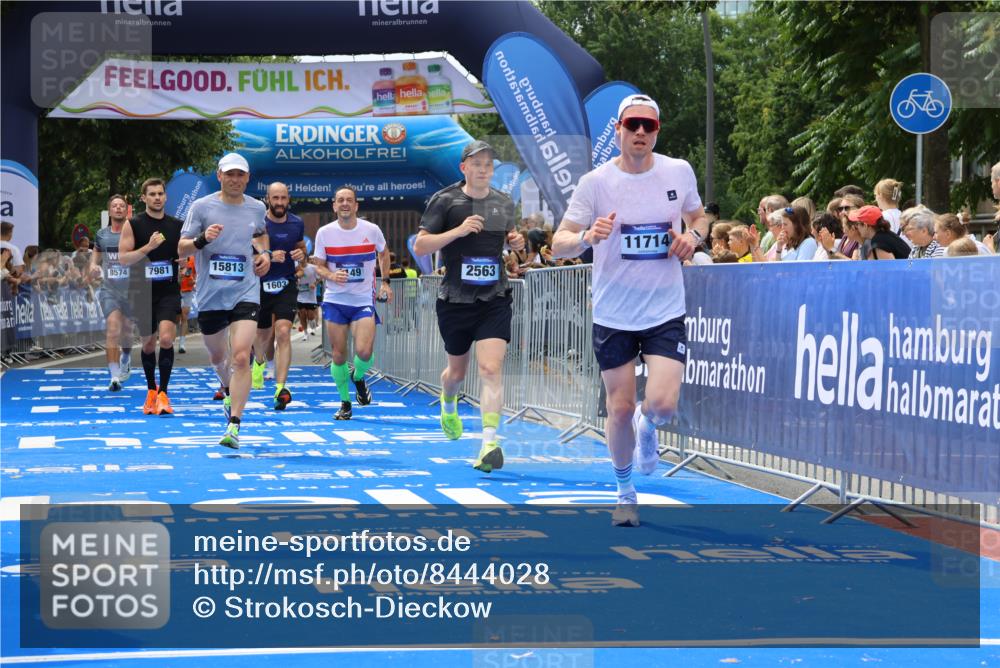 29.06.2025 - hella hamburg halbmarathon Strokosch-Dieckow http://msf.ph/oto/8444028 29.06.2025 10:39:51 Ziel 1603, 1975, 2525, 2563, 2573, 3626, 4766, 5375, 6149, 7981, 8467, 8574, 11714, 14204, 15421, 15744, 15813, 18013 meine-sportfotos.de