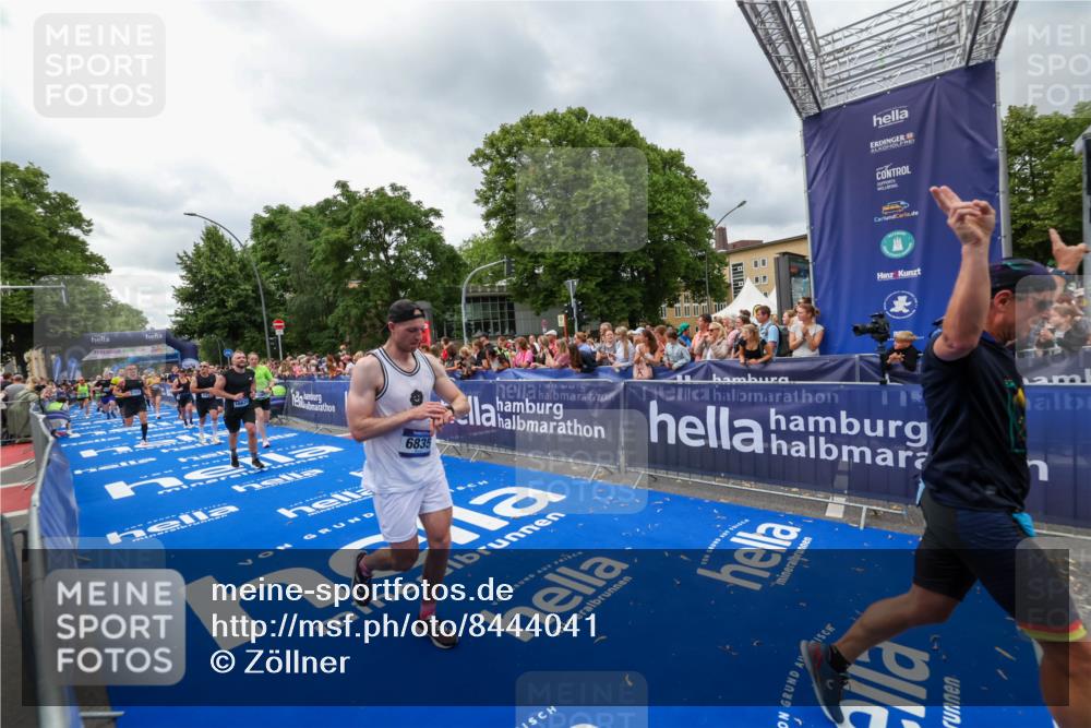 29.06.2025 - hella hamburg halbmarathon Zöllner http://msf.ph/oto/8444041 29.06.2025 10:57:00 Ziel 1955, 2282, 2741, 2759, 4299, 5033, 5418, 6835, 7716, 8669, 11043, 11212, 11638, 14678, 15097, 16470, 16620, 19091 meine-sportfotos.de