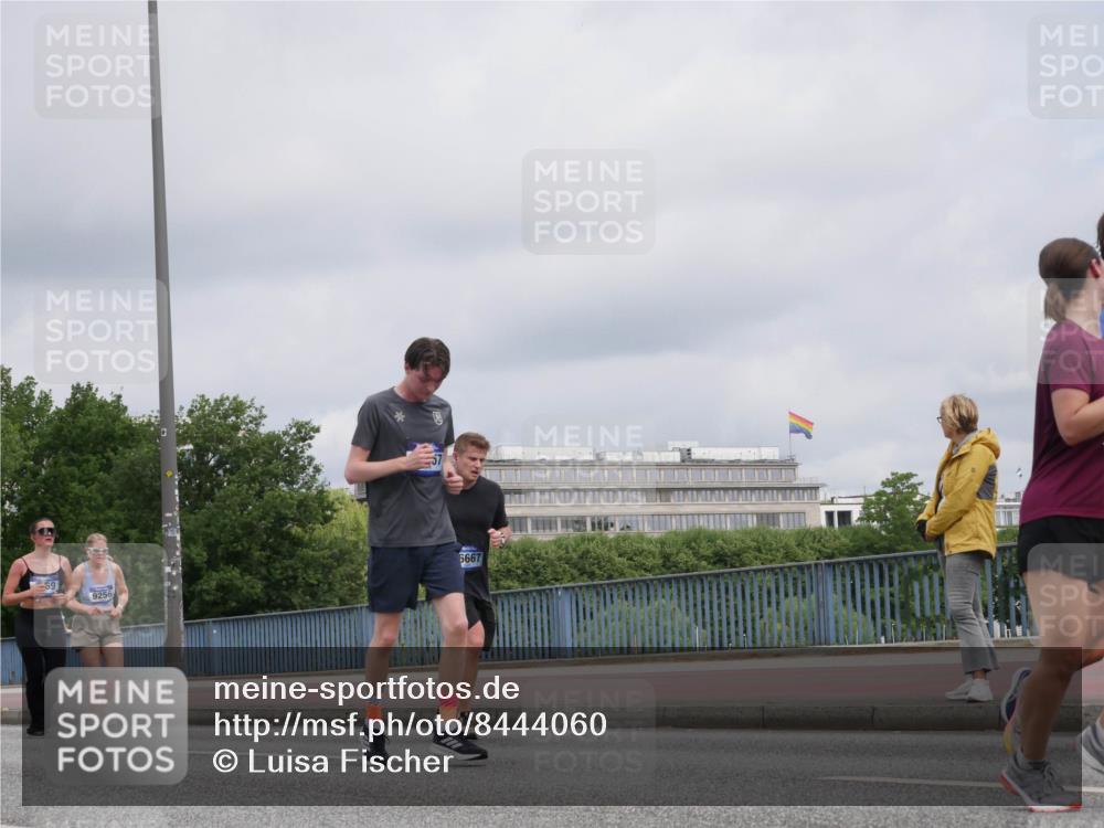 29.06.2025 - hella hamburg halbmarathon Luisa Fischer http://msf.ph/oto/8444060 29.06.2025 10:26:05 Kennedybrücke 69, 9256, 6667, 2022, 2514, 3003, 3600, 3601, 3769, 4969, 5629, 5838, 6048, 6747, 7891, 8355, 8715, 9256, 10432 meine-sportfotos.de