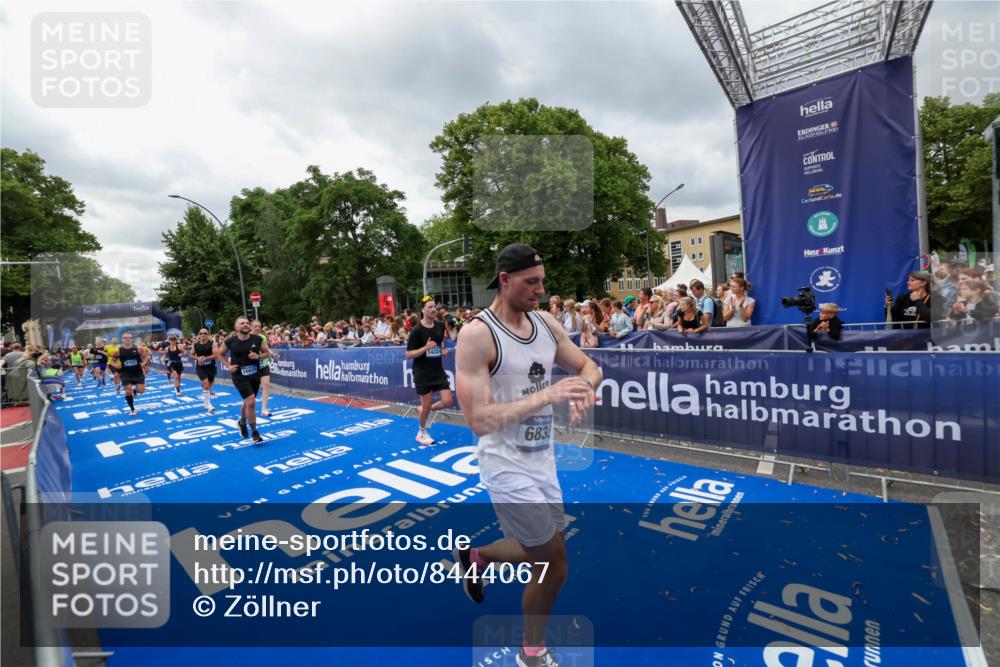 29.06.2025 - hella hamburg halbmarathon Zöllner http://msf.ph/oto/8444067 29.06.2025 10:57:01 Ziel 1485, 1955, 2282, 2759, 4299, 5033, 6835, 8669, 11043, 11212, 11638, 14678, 15097, 16470, 16620, 18719, 19091 meine-sportfotos.de