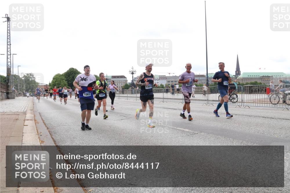 29.06.2025 - hella hamburg halbmarathon Lena Gebhardt http://msf.ph/oto/8444117 29.06.2025 10:29:47 Lombardsbrücke 1063, 18385, 13810, 3524, 1063, 1097, 1230, 1547, 1661, 1694, 2302, 2699, 3179, 3311, 3524, 3613, 4349, 4395, 4580, 5063, 5322, 5350, 6285, 6626, 6725, 7517, 7832, 8388, 8792, 8812, 8941, 9095, 9714, 9937, 10162, 10322, 10641, 10996, 11249, 11269, 11376, 11444, 11634, 11792, 11803, 12086, 12216, 12227, 12305, 12537, 13031, 13382, 13810, 14644, 15266, 16306, 16659, 16662, 16676, 16769, 17496, 17529, 17945, 18298, 18299, 18385 meine-sportfotos.de
