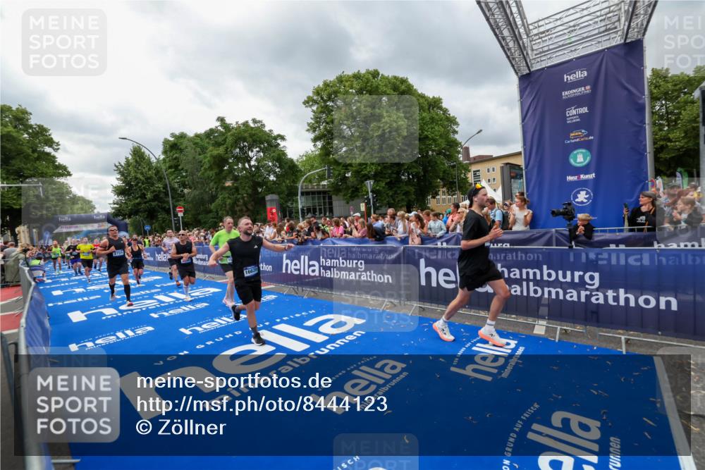 29.06.2025 - hella hamburg halbmarathon Zöllner http://msf.ph/oto/8444123 29.06.2025 10:57:02 Ziel 1485, 2282, 2759, 4299, 5033, 8669, 11043, 11143, 11212, 11638, 14678, 15097, 16470, 16620, 18719, 19091 meine-sportfotos.de