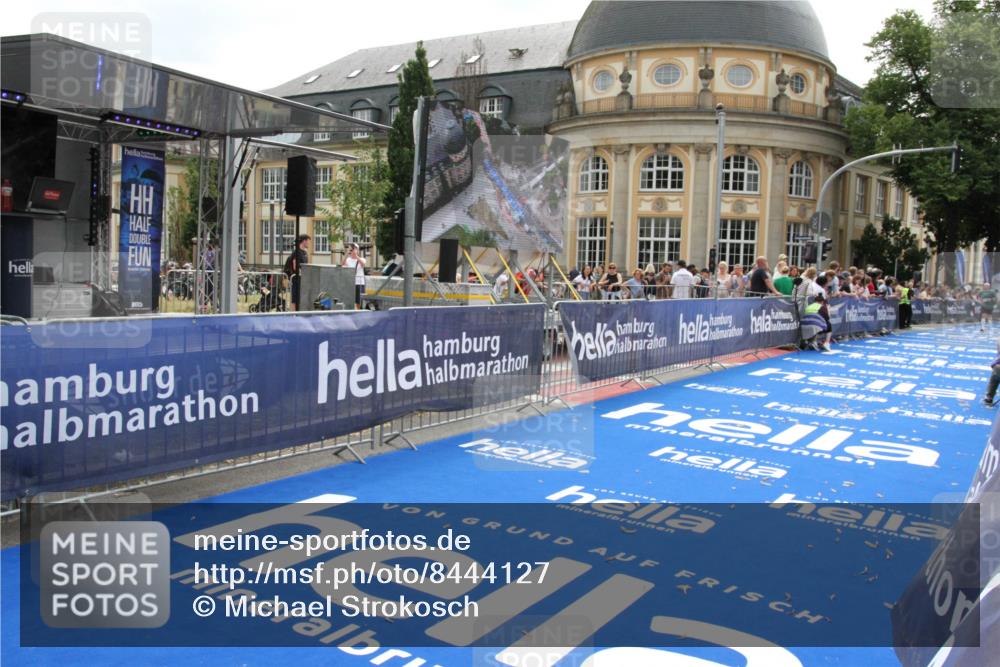 29.06.2025 - hella hamburg halbmarathon Michael Strokosch http://msf.ph/oto/8444127 29.06.2025 10:26:04 Ziel 9767, 13779, 17003 meine-sportfotos.de