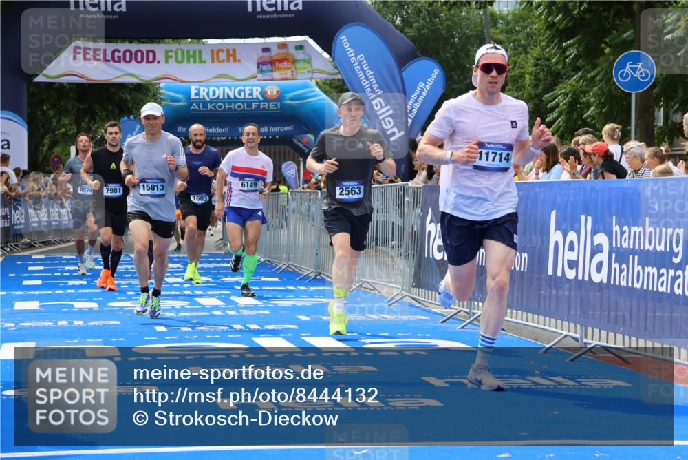 29.06.2025 - hella hamburg halbmarathon Strokosch-Dieckow http://msf.ph/oto/8444132 29.06.2025 10:39:51 Ziel 1603, 1975, 2525, 2563, 2573, 3626, 4766, 5375, 6149, 7981, 8467, 8574, 11714, 14204, 15421, 15744, 15813, 18013 meine-sportfotos.de