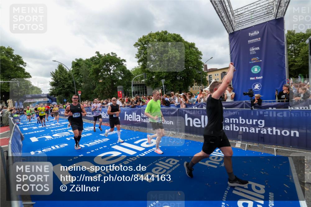29.06.2025 - hella hamburg halbmarathon Zöllner http://msf.ph/oto/8444163 29.06.2025 10:57:03 Ziel 1485, 2282, 2759, 4299, 5033, 8669, 11043, 11143, 11212, 11638, 14678, 15097, 16470, 16620, 16909, 18719, 19091 meine-sportfotos.de