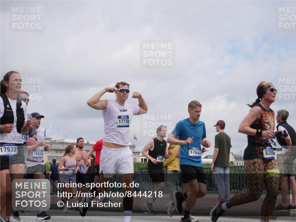 29.06.2025 - hella hamburg halbmarathon Luisa Fischer http://msf.ph/oto/8444218 29.06.2025 10:26:15 Kennedybrücke 17932, 370, 10826, 16566, 17719, 1008, 17657, 8355, 1372, 1853, 2022, 2294, 3003, 5223, 5629, 5798, 6578, 6784, 6785, 7266, 7919, 8355, 8715, 10088 meine-sportfotos.de