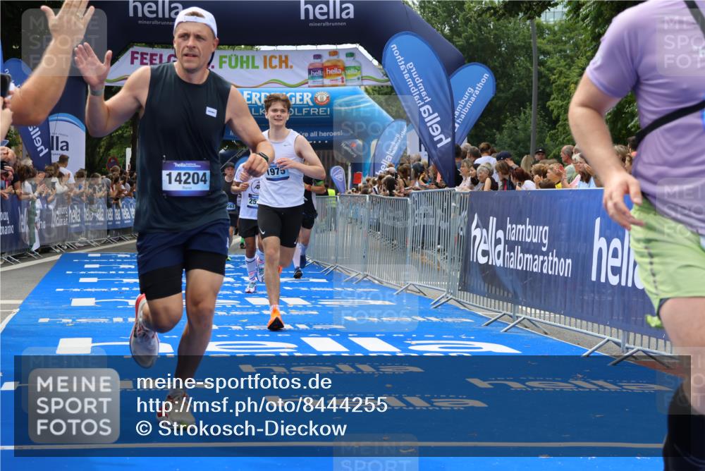 29.06.2025 - hella hamburg halbmarathon Strokosch-Dieckow http://msf.ph/oto/8444255 29.06.2025 10:39:47 Ziel 1603, 1975, 2525, 2563, 2573, 4398, 4766, 6149, 7981, 11714, 13190, 14204, 15435, 15744, 15813, 16580, 16761, 17005, 17792, 18013 meine-sportfotos.de