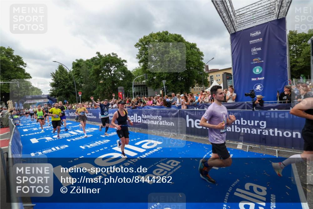 29.06.2025 - hella hamburg halbmarathon Zöllner http://msf.ph/oto/8444262 29.06.2025 10:57:04 Ziel 1485, 2282, 2759, 4299, 5033, 8669, 11043, 11143, 11212, 11638, 13691, 14408, 14678, 15097, 16470, 16909, 18719, 19091 meine-sportfotos.de