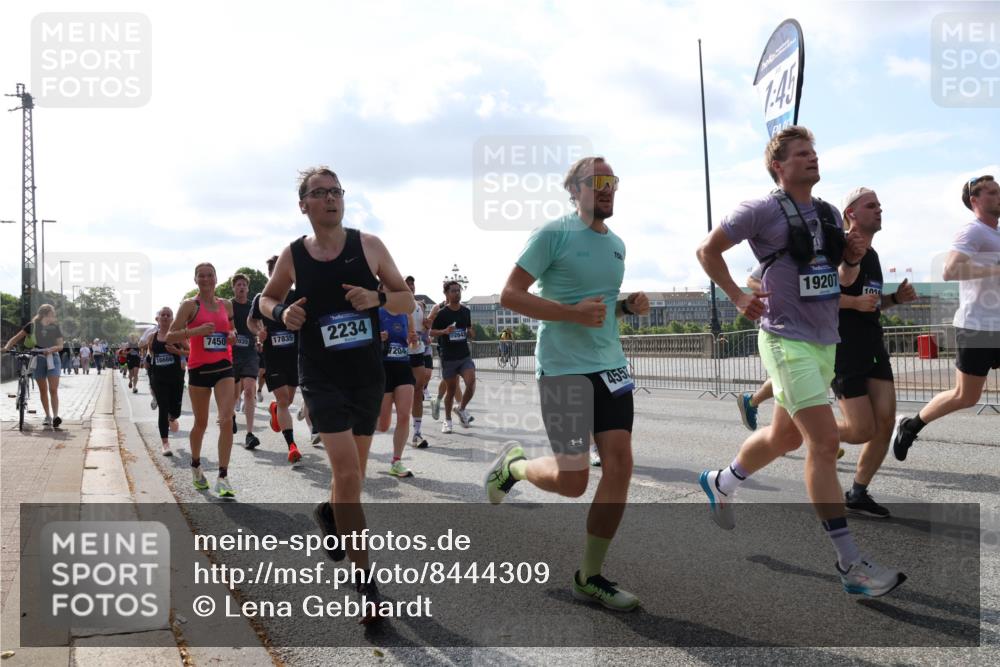 29.06.2025 - hella hamburg halbmarathon Lena Gebhardt http://msf.ph/oto/8444309 29.06.2025 09:53:14 Lombardsbrücke 16666, 7450, 2035, 17835, 2234, 7209, 4557, 19207, 100, 1012, 1070, 1163, 1176, 1391, 1466, 1558, 1735, 1750, 1759, 1782, 2048, 2213, 2233, 2234, 2365, 2402, 2590, 2623, 2788, 2970, 3021, 3098, 3146, 3304, 3907, 3917, 3928, 4080, 4091, 4277, 4310, 4553, 4691, 4933, 4981, 4997, 5022, 5132, 5460, 5476, 5623, 5624, 5682, 5692, 6081, 6152, 6203, 6282, 6375, 6460, 6712, 6716, 7005, 7093, 7147, 7204, 7322, 7325, 7450, 7599, 7765, 7843, 8063, 8145, 8467, 8664, 9126 meine-sportfotos.de