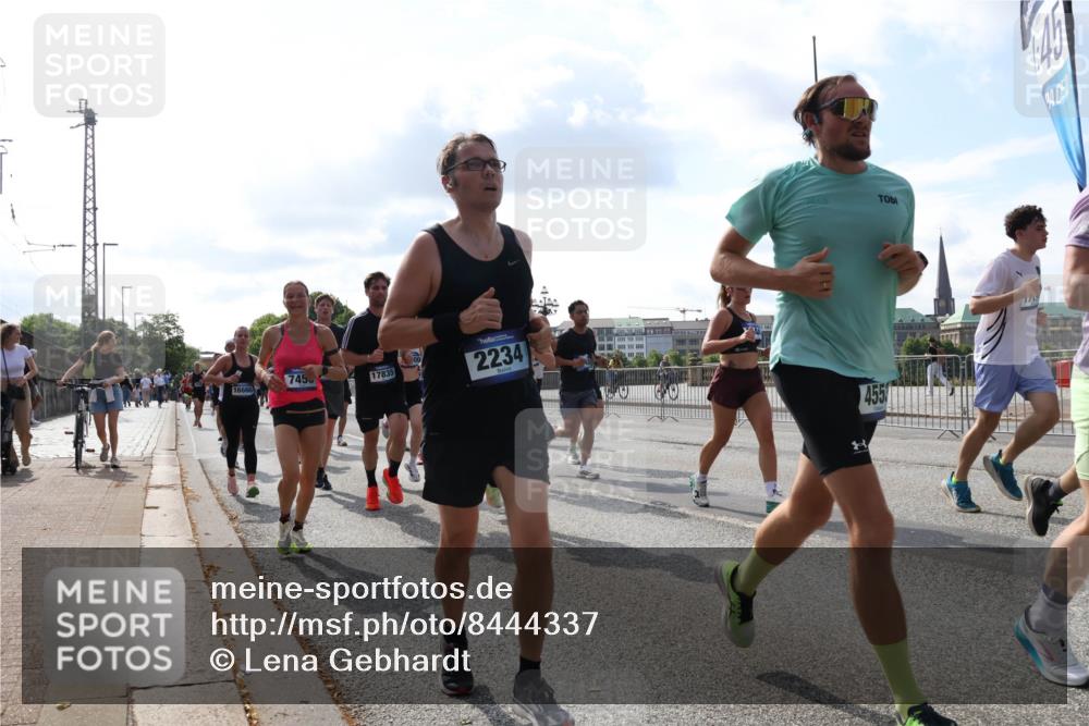 29.06.2025 - hella hamburg halbmarathon Lena Gebhardt http://msf.ph/oto/8444337 29.06.2025 09:53:15 Lombardsbrücke 16666, 7450, 17835, 2234, 455, 1012, 1070, 1163, 1176, 1391, 1466, 1558, 1735, 1750, 1759, 1782, 2048, 2213, 2233, 2234, 2365, 2402, 2590, 2623, 2788, 2970, 3021, 3098, 3146, 3304, 3907, 3917, 3928, 4080, 4091, 4277, 4310, 4553, 4691, 4933, 4981, 4997, 5022, 5132, 5460, 5476, 5623, 5624, 5682, 5692, 6081, 6152, 6203, 6282, 6375, 6460, 6712, 6716, 7005, 7093, 7147, 7204, 7322, 7325, 7450, 7599, 7765, 8063, 8145, 8467, 8664, 9126, 13009 meine-sportfotos.de