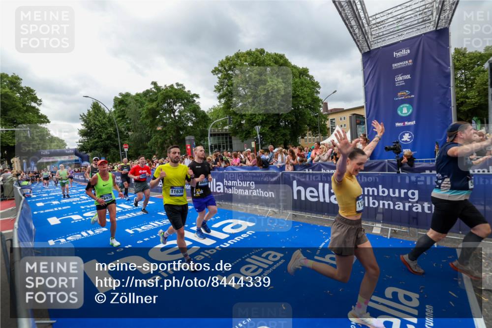 29.06.2025 - hella hamburg halbmarathon Zöllner http://msf.ph/oto/8444339 29.06.2025 10:57:06 Ziel 1485, 4261, 4299, 5033, 8669, 11143, 11212, 11638, 13691, 14408, 14588, 14678, 16470, 16909, 17617, 18208, 18719, 19091 meine-sportfotos.de