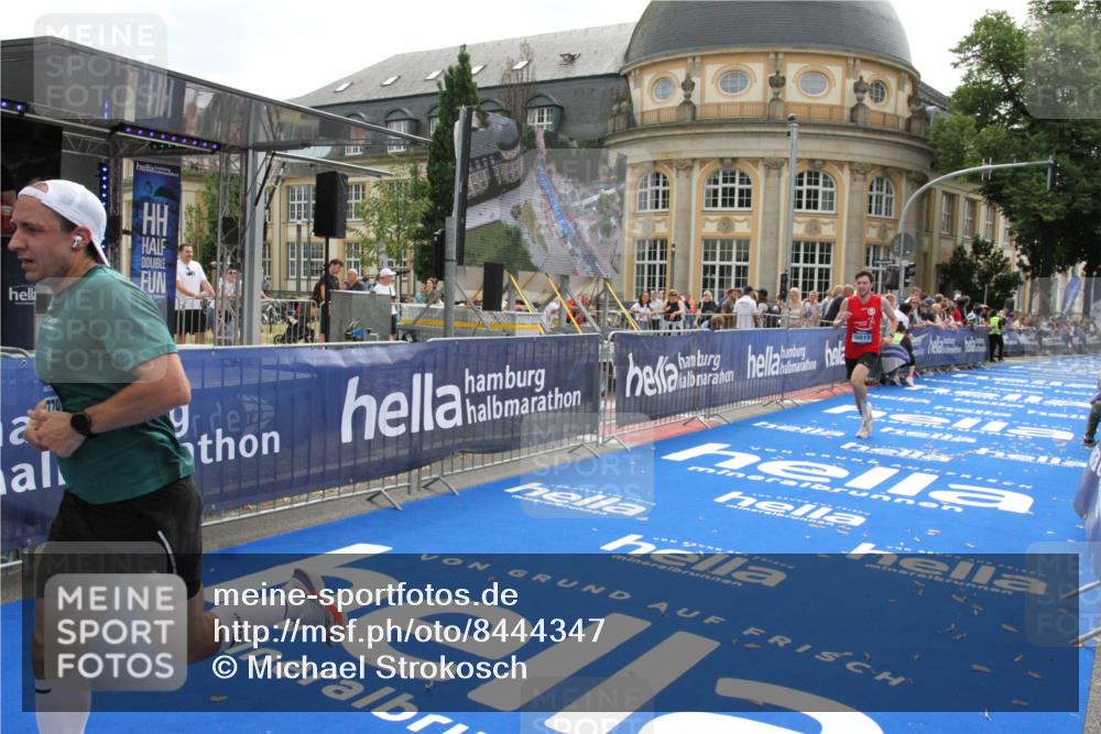29.06.2025 - hella hamburg halbmarathon Michael Strokosch http://msf.ph/oto/8444347 29.06.2025 10:26:11 Ziel 13779, 16615, 17003 meine-sportfotos.de
