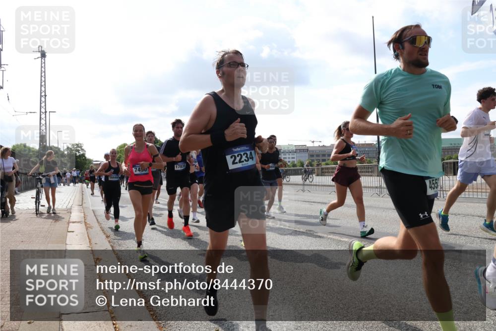 29.06.2025 - hella hamburg halbmarathon Lena Gebhardt http://msf.ph/oto/8444370 29.06.2025 09:53:15 Lombardsbrücke 16666, 7450, 17835, 2234, 455, 1012, 1070, 1163, 1176, 1391, 1466, 1558, 1735, 1750, 1759, 1782, 2048, 2213, 2233, 2234, 2365, 2402, 2590, 2623, 2788, 2970, 3021, 3098, 3146, 3304, 3907, 3917, 3928, 4080, 4091, 4277, 4310, 4553, 4691, 4933, 4981, 4997, 5022, 5132, 5460, 5476, 5623, 5624, 5682, 5692, 6081, 6152, 6203, 6282, 6375, 6460, 6712, 6716, 7005, 7093, 7147, 7204, 7322, 7325, 7450, 7599, 7765, 8063, 8145, 8467, 8664, 9126, 13009 meine-sportfotos.de