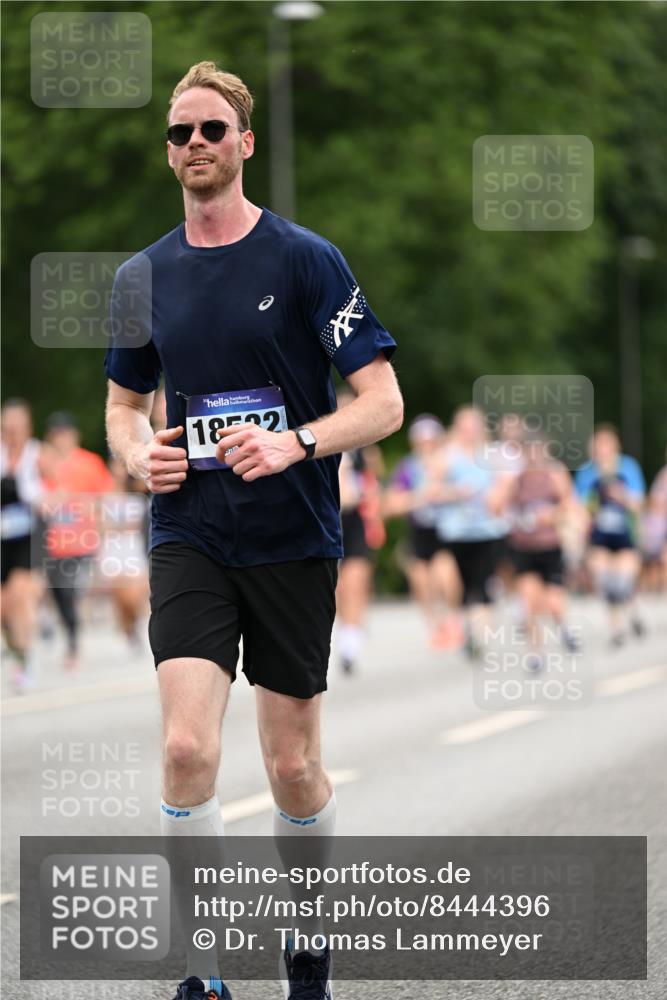 29.06.2025 - hella hamburg halbmarathon Dr. Thomas Lammeyer http://msf.ph/oto/8444396 29.06.2025 10:57:54 Kennedybrücke 1753, 1900, 2291, 2528, 2701, 3226, 4591, 5562, 6041, 6044, 6913, 7068, 7611, 7876, 7890, 8212, 8414, 8515, 8906, 9103, 9545, 9685, 10175, 11268 meine-sportfotos.de