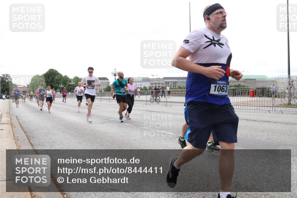 29.06.2025 - hella hamburg halbmarathon Lena Gebhardt http://msf.ph/oto/8444411 29.06.2025 10:29:49 Lombardsbrücke 11376, 109, 7517, 1063, 1063, 1097, 1547, 1661, 1694, 2302, 2699, 3179, 3311, 3524, 3613, 4349, 4395, 4580, 5063, 5322, 5350, 6285, 6626, 6725, 7517, 7832, 8388, 8792, 8812, 8941, 9095, 9714, 9937, 10162, 10322, 10996, 11249, 11269, 11376, 11444, 11634, 11792, 12086, 12216, 12227, 12305, 12537, 13031, 13382, 13810, 14304, 14644, 15266, 16182, 16306, 16659, 16662, 16676, 16769, 17496, 17529, 17945, 18298, 18299, 18385, 18503 meine-sportfotos.de