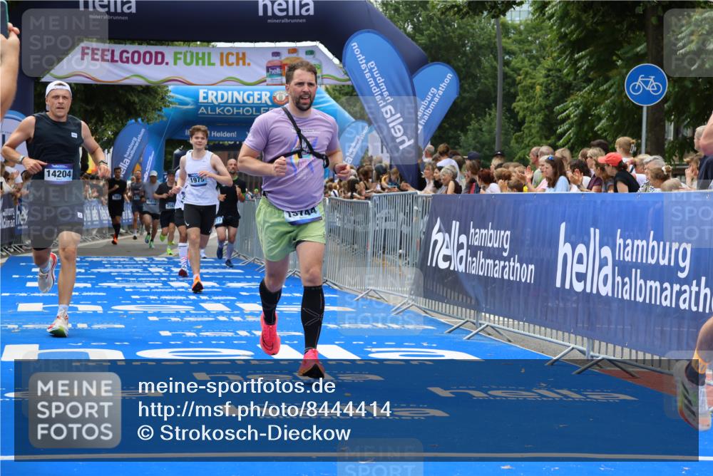29.06.2025 - hella hamburg halbmarathon Strokosch-Dieckow http://msf.ph/oto/8444414 29.06.2025 10:39:46 Ziel 1358, 1603, 1975, 2525, 2563, 2573, 4398, 4766, 6149, 11714, 13190, 14204, 15435, 15744, 15813, 16580, 16761, 17005, 17792, 18013 meine-sportfotos.de