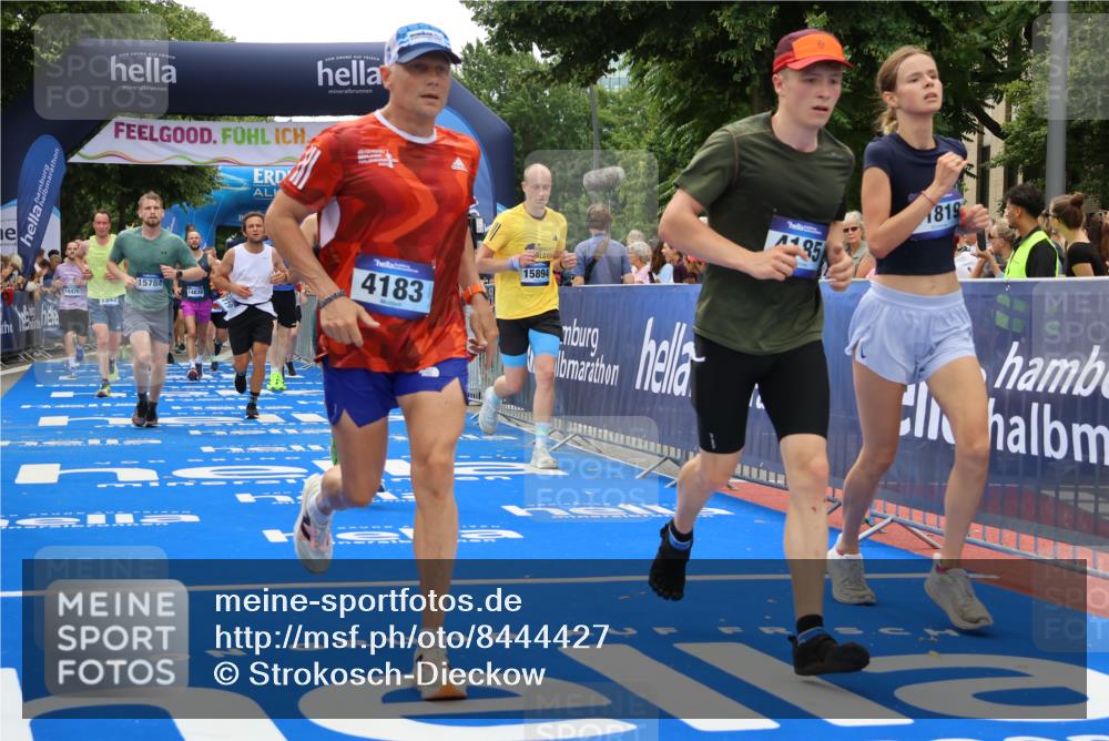 29.06.2025 - hella hamburg halbmarathon Strokosch-Dieckow http://msf.ph/oto/8444427 29.06.2025 10:49:21 Ziel 1342, 1476, 2878, 4183, 4185, 6158, 8112, 8813, 9348, 10053, 10189, 11339, 11779, 11819, 12670, 13269, 13450, 14526, 14838, 15422, 15784, 15894, 15966, 16369, 16891, 18476, 18887, 18960 meine-sportfotos.de