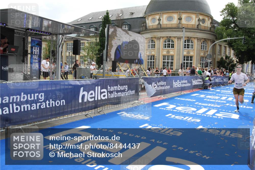29.06.2025 - hella hamburg halbmarathon Michael Strokosch http://msf.ph/oto/8444437 29.06.2025 10:26:28 Ziel 7380, 14728, 17040 meine-sportfotos.de