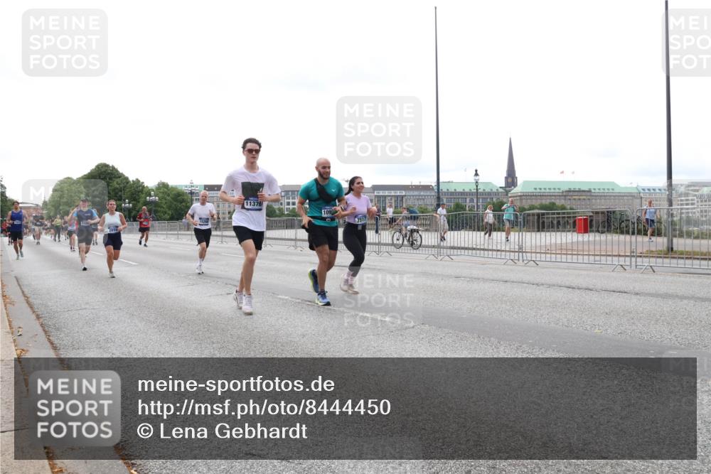 29.06.2025 - hella hamburg halbmarathon Lena Gebhardt http://msf.ph/oto/8444450 29.06.2025 10:29:50 Lombardsbrücke 11376, 109, 7517, 1063, 1097, 1547, 1661, 1694, 2302, 2699, 3311, 3524, 3613, 4349, 4395, 4580, 5063, 5322, 5350, 6285, 6626, 6725, 7517, 7832, 8388, 8792, 8941, 9095, 9714, 9937, 10162, 10322, 10996, 11249, 11269, 11376, 11444, 11634, 12086, 12216, 12227, 12305, 12537, 13031, 13382, 13810, 14304, 14644, 15266, 16182, 16306, 16659, 16662, 16769, 17496, 17529, 17945, 18298, 18299, 18385, 18503 meine-sportfotos.de