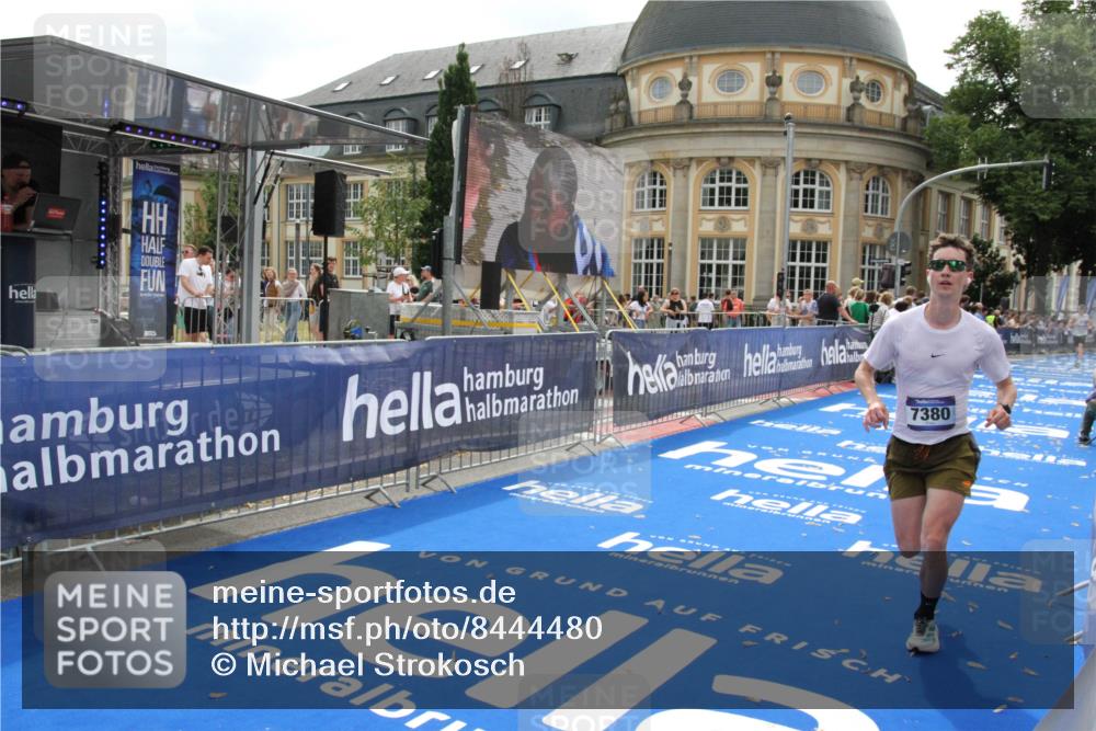 29.06.2025 - hella hamburg halbmarathon Michael Strokosch http://msf.ph/oto/8444480 29.06.2025 10:26:29 Ziel 7380, 14728, 17040 meine-sportfotos.de