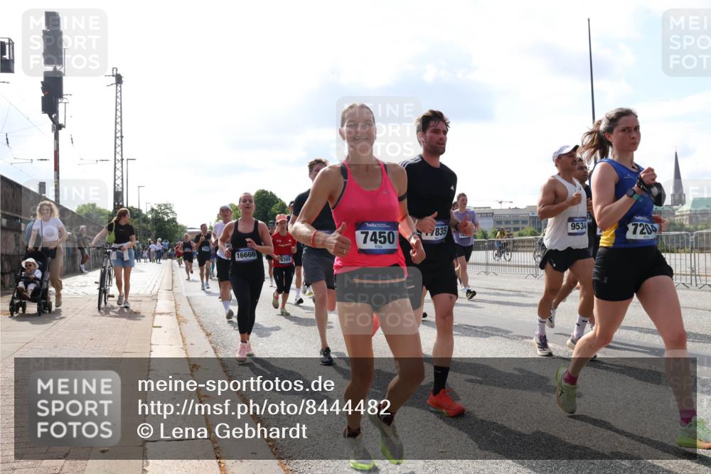 29.06.2025 - hella hamburg halbmarathon Lena Gebhardt http://msf.ph/oto/8444482 29.06.2025 09:53:15 Lombardsbrücke 16666, 9305, 7450, 7835, 9534, 7209, 1012, 1070, 1163, 1176, 1391, 1466, 1558, 1735, 1750, 1759, 1782, 2048, 2213, 2233, 2234, 2365, 2402, 2590, 2623, 2788, 2970, 3021, 3098, 3146, 3304, 3907, 3917, 3928, 4080, 4091, 4277, 4310, 4553, 4691, 4933, 4981, 4997, 5022, 5132, 5460, 5476, 5623, 5624, 5682, 5692, 6081, 6152, 6203, 6282, 6375, 6460, 6712, 6716, 7005, 7093, 7147, 7204, 7322, 7325, 7450, 7599, 7765, 8063, 8145, 8467, 8664, 9126, 13009 meine-sportfotos.de