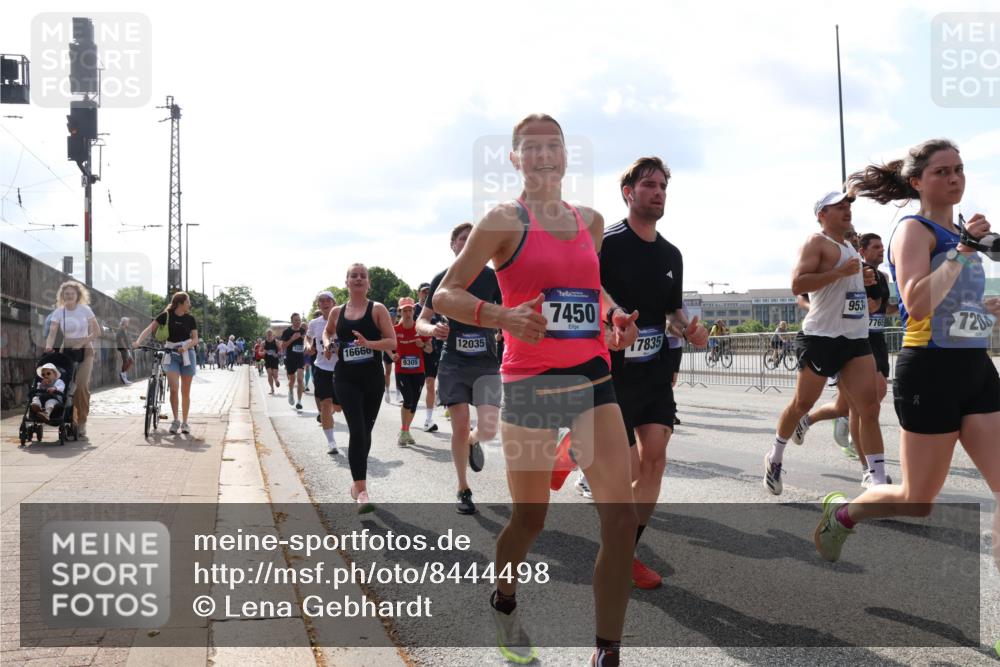 29.06.2025 - hella hamburg halbmarathon Lena Gebhardt http://msf.ph/oto/8444498 29.06.2025 09:53:16 Lombardsbrücke 16666, 9305, 12035, 7450, 7835, 953, 7765, 720, 1012, 1070, 1163, 1176, 1391, 1466, 1558, 1735, 1750, 1759, 1782, 2048, 2213, 2233, 2234, 2365, 2402, 2590, 2623, 2788, 2970, 3021, 3098, 3146, 3304, 3907, 3917, 3928, 4080, 4091, 4277, 4310, 4553, 4691, 4933, 4981, 4997, 5022, 5132, 5460, 5476, 5623, 5624, 5682, 5692, 6071, 6081, 6152, 6203, 6282, 6375, 6460, 6712, 6716, 7005, 7093, 7147, 7204, 7322, 7325, 7450, 7599, 7765, 8063, 8145, 8467, 8664, 9126, 13009 meine-sportfotos.de