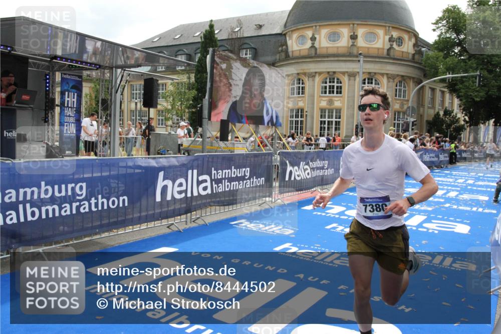 29.06.2025 - hella hamburg halbmarathon Michael Strokosch http://msf.ph/oto/8444502 29.06.2025 10:26:29 Ziel 7380, 14728, 17040 meine-sportfotos.de