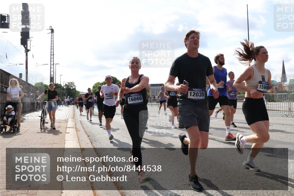 29.06.2025 - hella hamburg halbmarathon Lena Gebhardt http://msf.ph/oto/8444538 29.06.2025 09:53:16 Lombardsbrücke 16666, 6203, 12035, 1693, 15900, 15803, 155, 1012, 1070, 1163, 1176, 1391, 1466, 1558, 1735, 1750, 1759, 1782, 2048, 2213, 2233, 2234, 2365, 2402, 2590, 2623, 2788, 2970, 3021, 3098, 3146, 3304, 3907, 3917, 3928, 4080, 4091, 4277, 4310, 4553, 4691, 4933, 4981, 4997, 5022, 5132, 5460, 5476, 5623, 5624, 5682, 5692, 6071, 6081, 6152, 6203, 6282, 6375, 6460, 6712, 6716, 7005, 7093, 7147, 7204, 7322, 7325, 7450, 7599, 7765, 8063, 8145, 8467, 8664, 9126, 13009 meine-sportfotos.de