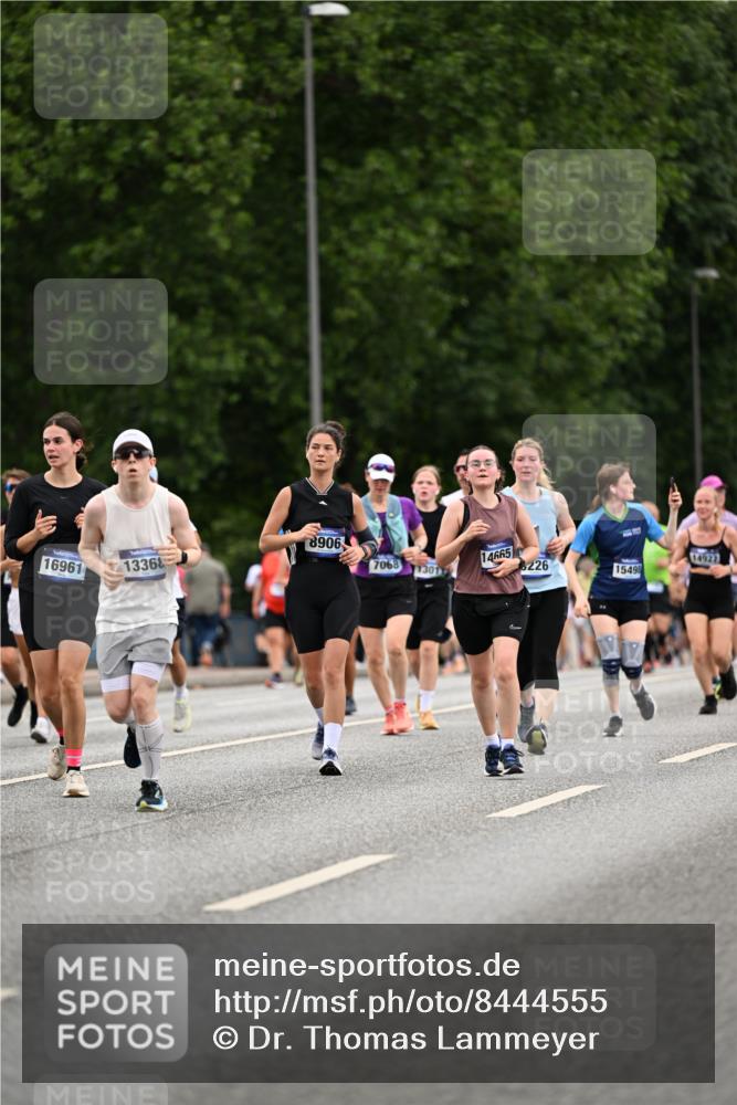 29.06.2025 - hella hamburg halbmarathon Dr. Thomas Lammeyer http://msf.ph/oto/8444555 29.06.2025 10:57:55 Kennedybrücke 1753, 1900, 2291, 2528, 2701, 3226, 4591, 5562, 5857, 6041, 6044, 6913, 7068, 7611, 7876, 7890, 8212, 8414, 8515, 8906, 9103, 9545, 9685, 10175, 11268 meine-sportfotos.de