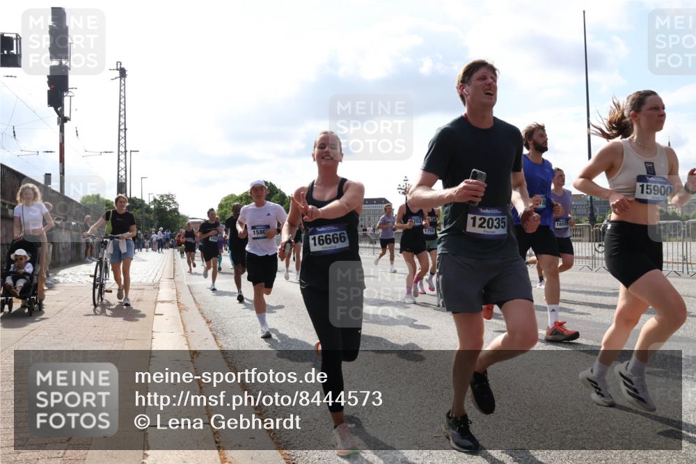29.06.2025 - hella hamburg halbmarathon Lena Gebhardt http://msf.ph/oto/8444573 29.06.2025 09:53:16 Lombardsbrücke 155, 158, 16666, 6203, 1759, 12035, 20, 16937, 15900, 1012, 1070, 1163, 1176, 1391, 1466, 1558, 1735, 1750, 1759, 1782, 2048, 2213, 2233, 2234, 2365, 2402, 2590, 2623, 2788, 2970, 3021, 3098, 3146, 3304, 3907, 3917, 3928, 4080, 4091, 4277, 4310, 4553, 4691, 4933, 4981, 4997, 5022, 5132, 5460, 5476, 5623, 5624, 5682, 5692, 6071, 6081, 6152, 6203, 6282, 6375, 6460, 6712, 6716, 7005, 7093, 7147, 7204, 7322, 7325, 7450, 7599, 7765, 8063, 8145, 8467, 8664, 9126, 13009 meine-sportfotos.de