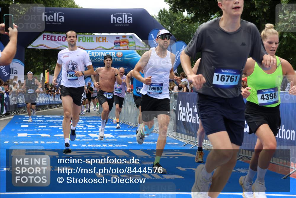 29.06.2025 - hella hamburg halbmarathon Strokosch-Dieckow http://msf.ph/oto/8444576 29.06.2025 10:39:42 Ziel 1358, 1975, 2525, 4398, 4888, 11284, 11806, 13190, 14077, 14204, 15094, 15435, 15744, 16580, 16761, 17005, 17360, 17425, 17792, 18013, 18154 meine-sportfotos.de