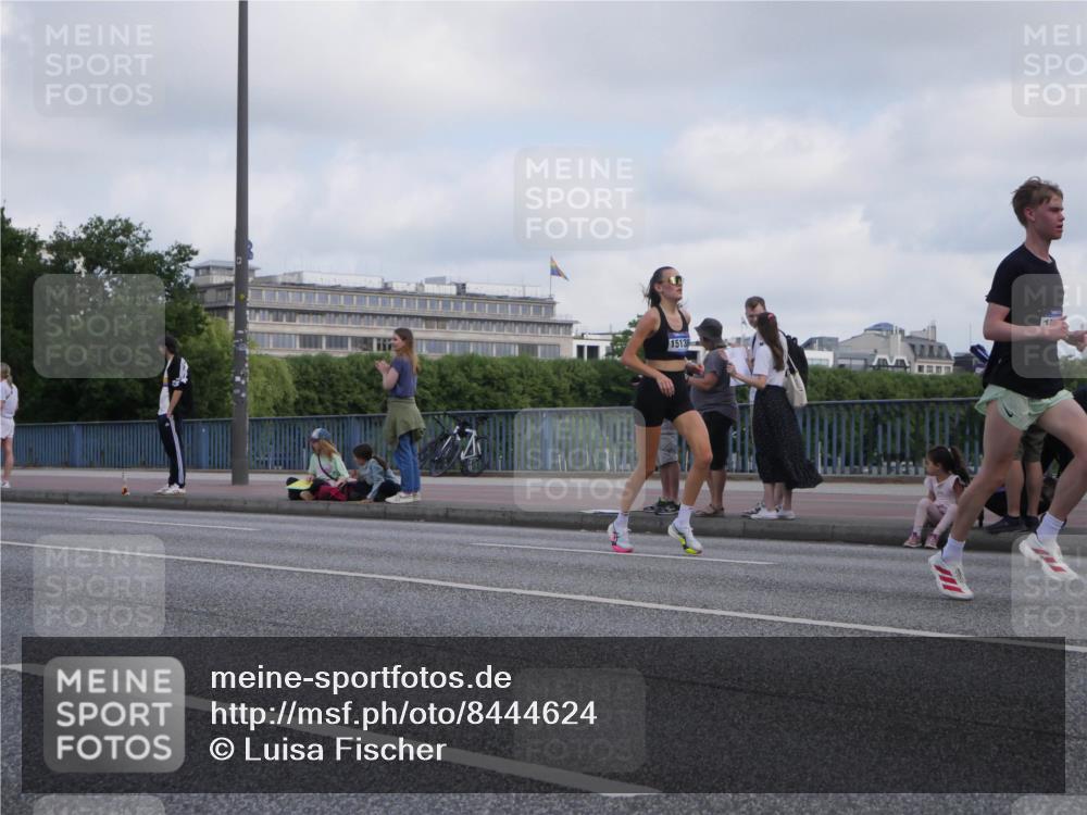 29.06.2025 - hella hamburg halbmarathon Luisa Fischer http://msf.ph/oto/8444624 29.06.2025 09:45:48 Kennedybrücke 15136, 2075, 2180, 2203, 2483, 8318, 8376, 9804, 10351 meine-sportfotos.de