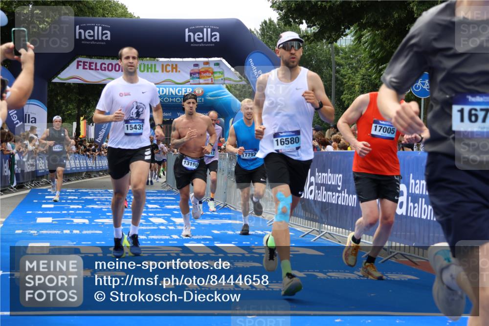 29.06.2025 - hella hamburg halbmarathon Strokosch-Dieckow http://msf.ph/oto/8444658 29.06.2025 10:39:43 Ziel 1358, 1975, 2525, 2573, 4398, 4888, 11284, 11806, 13190, 14077, 14204, 15094, 15435, 15744, 16580, 16761, 17005, 17425, 17792, 18013 meine-sportfotos.de