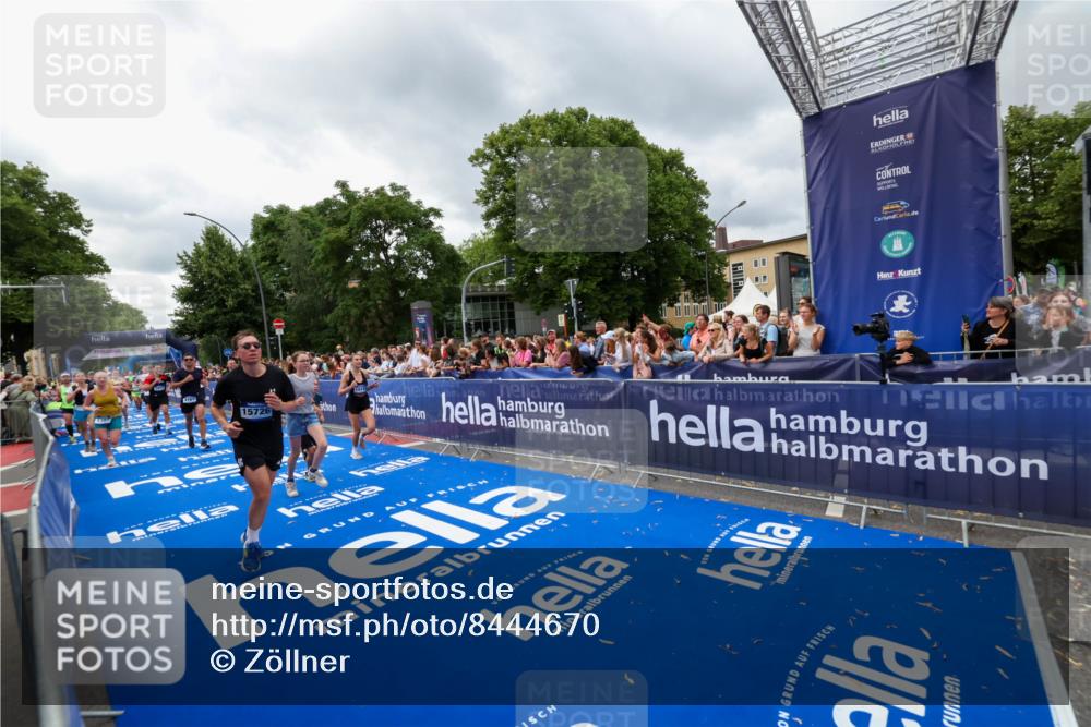 29.06.2025 - hella hamburg halbmarathon Zöllner http://msf.ph/oto/8444670 29.06.2025 10:57:16 Ziel 1387, 1877, 2676, 4167, 4940, 8585, 9577, 9884, 10383, 11590, 11612, 13750, 14139, 15110, 15229, 15664, 15726, 17660, 17848, 17993, 19184 meine-sportfotos.de