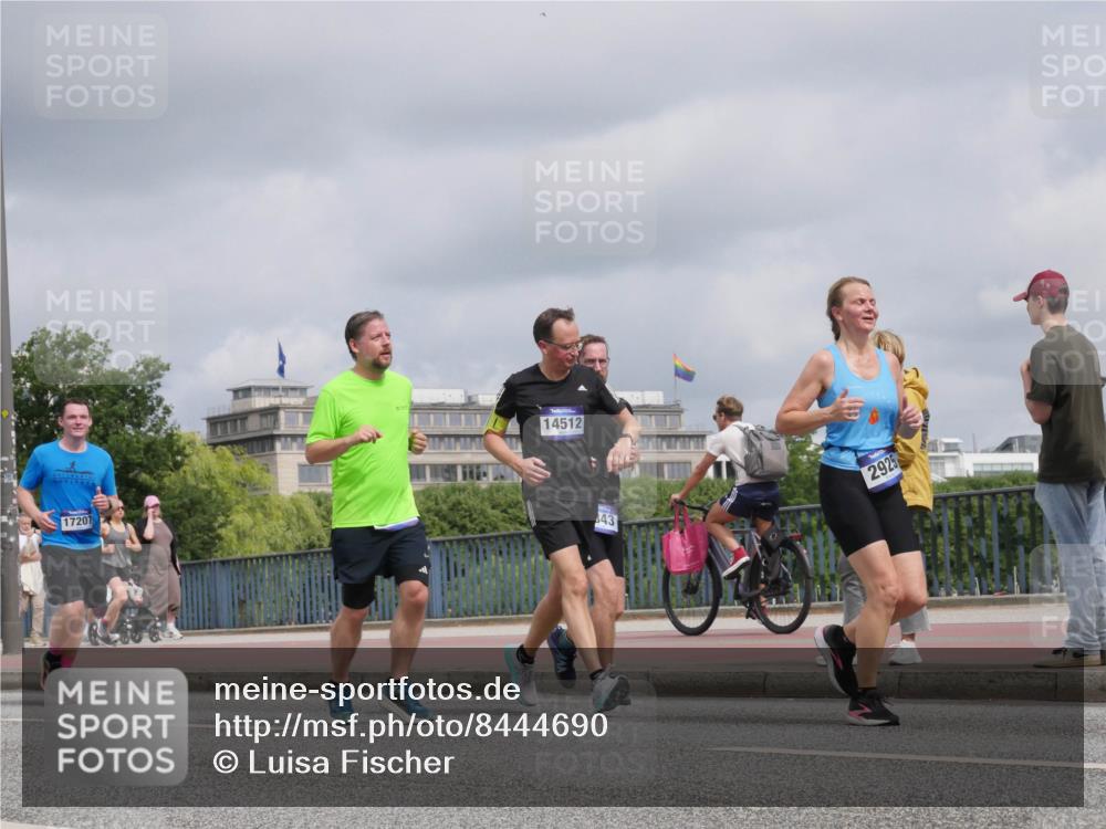 29.06.2025 - hella hamburg halbmarathon Luisa Fischer http://msf.ph/oto/8444690 29.06.2025 10:26:40 Kennedybrücke 17207, 14512, 43, 2925, 1382, 2925, 3013, 5343, 8687 meine-sportfotos.de