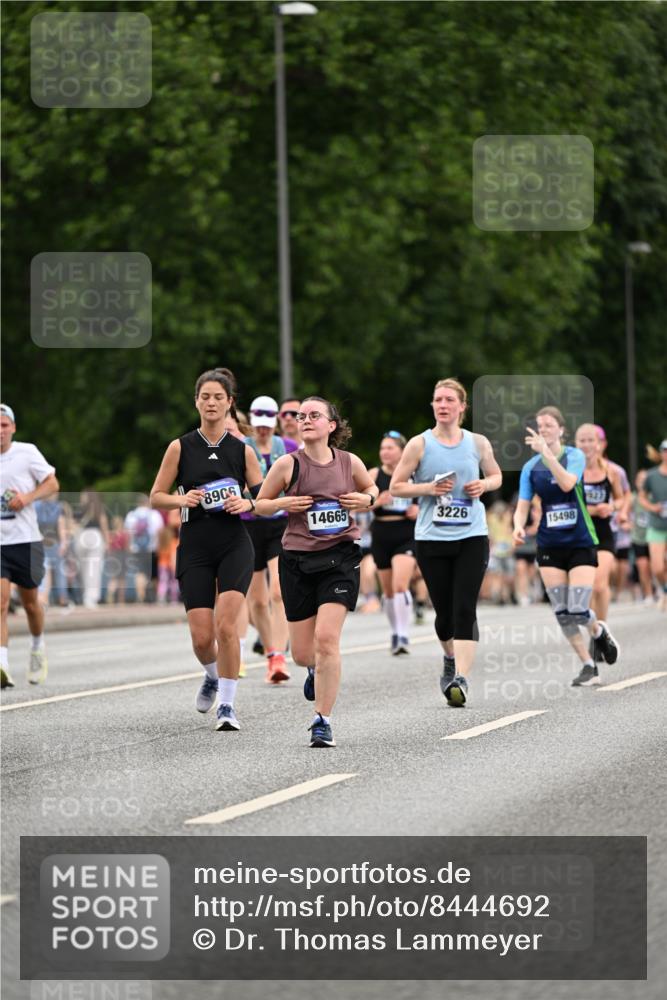 29.06.2025 - hella hamburg halbmarathon Dr. Thomas Lammeyer http://msf.ph/oto/8444692 29.06.2025 10:57:57 Kennedybrücke 1753, 1789, 1900, 2291, 2528, 2701, 3226, 4591, 5562, 5857, 6041, 6044, 6913, 7068, 7611, 7876, 7890, 8212, 8414, 8515, 8906, 9103, 9545, 9685, 10175 meine-sportfotos.de