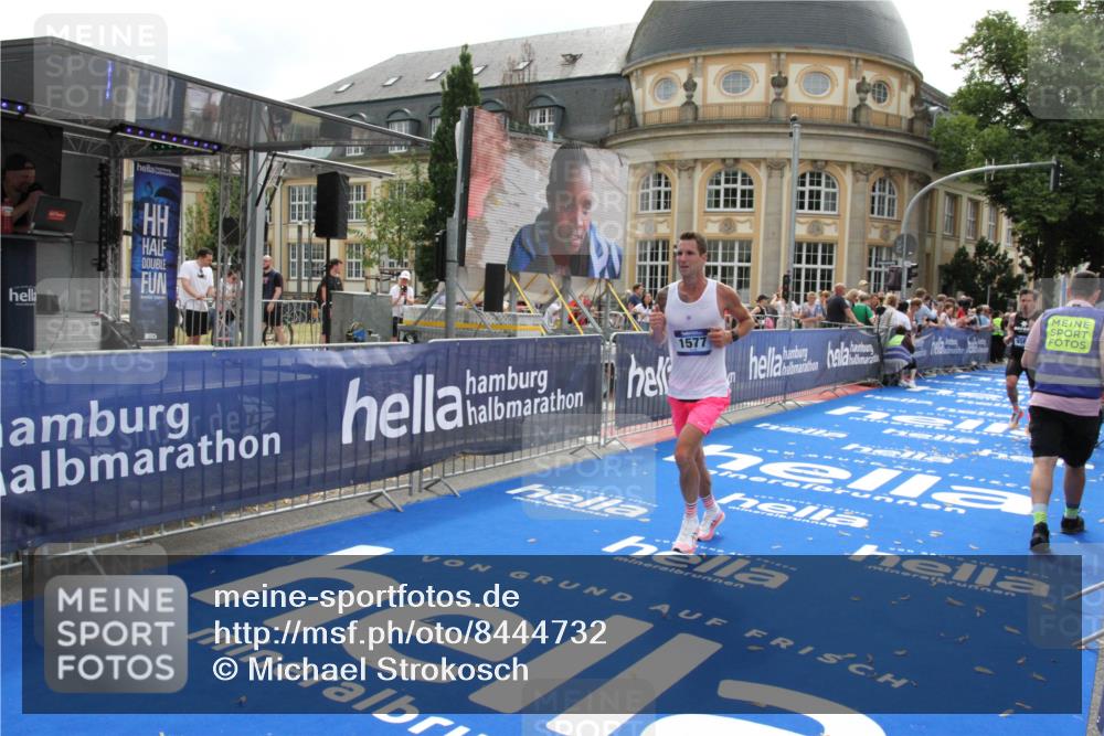 29.06.2025 - hella hamburg halbmarathon Michael Strokosch http://msf.ph/oto/8444732 29.06.2025 10:26:41 Ziel 1577, 9565, 10848, 19076 meine-sportfotos.de