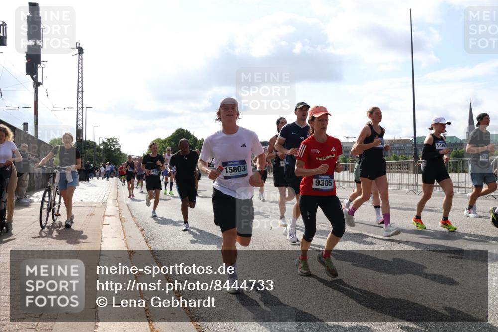 29.06.2025 - hella hamburg halbmarathon Lena Gebhardt http://msf.ph/oto/8444733 29.06.2025 09:53:17 Lombardsbrücke 1558, 15803, 9305, 14798, 5624, 1012, 1070, 1163, 1391, 1466, 1558, 1735, 1750, 1759, 1782, 2048, 2213, 2233, 2234, 2365, 2402, 2590, 2623, 2788, 2970, 3021, 3098, 3146, 3304, 3414, 3907, 3917, 3928, 4091, 4277, 4310, 4553, 4691, 4933, 4981, 4997, 5022, 5132, 5460, 5476, 5623, 5624, 5682, 5692, 6071, 6081, 6152, 6203, 6282, 6375, 6460, 6712, 6716, 6903, 7005, 7093, 7147, 7204, 7322, 7325, 7450, 7599, 7765, 8063, 8145, 8467, 8664, 9126, 13009 meine-sportfotos.de