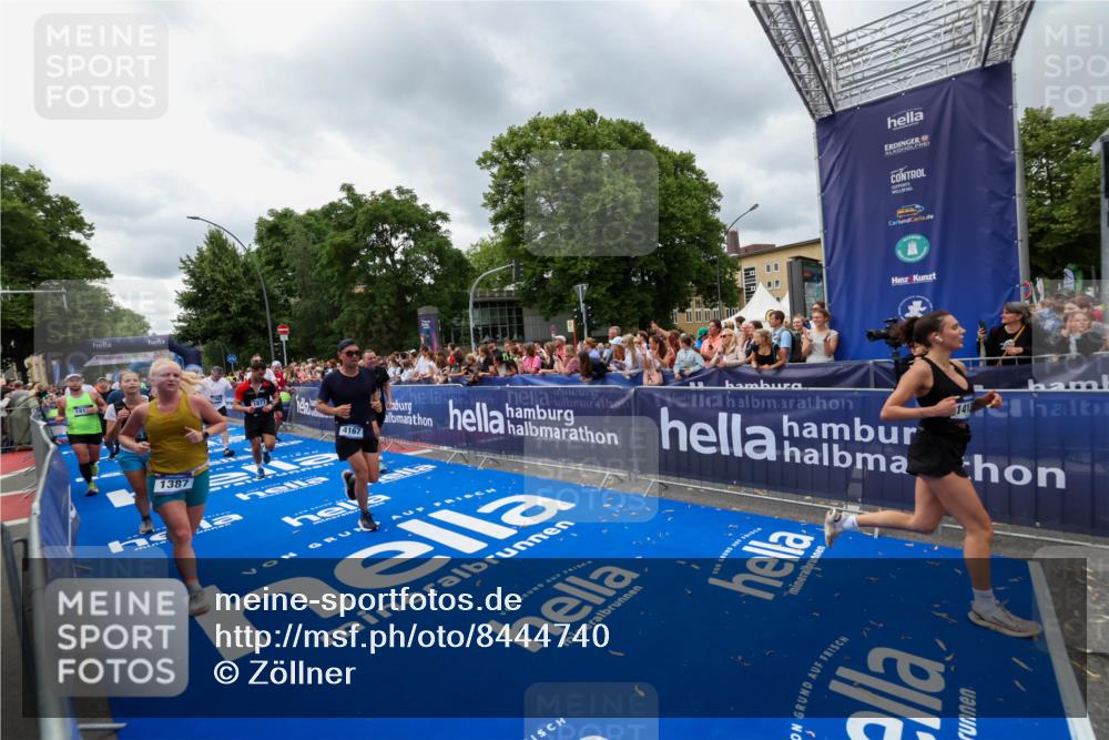 29.06.2025 - hella hamburg halbmarathon Zöllner http://msf.ph/oto/8444740 29.06.2025 10:57:18 Ziel 1387, 1877, 2417, 2676, 4167, 4940, 8585, 9577, 9884, 9934, 10383, 11590, 11612, 12014, 13750, 14139, 15110, 15229, 15664, 16625, 17660, 17779, 17848, 17993, 19184 meine-sportfotos.de